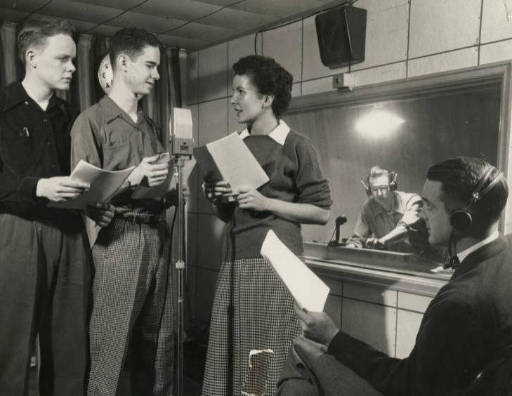 尽早开始播客, 这些伯洛伊特大学的学生在20世纪50年代开始表演广播剧.