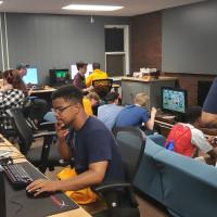 在学生参与博览会期间，玩家们在惠特尼大厅尝试学院的电子游戏空间.