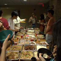 越南学生协会的成员在Maurer Link共进晚餐.