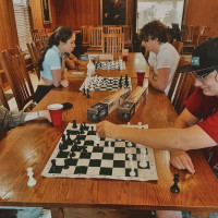 国际象棋俱乐部的成员在总统休息室一起下棋.