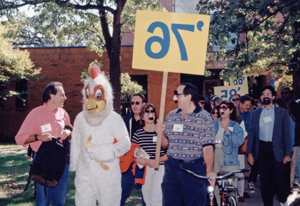 2001年9月，十大菠菜台子，基本的埃尔莫s和其他校友在返校/同学会游行.