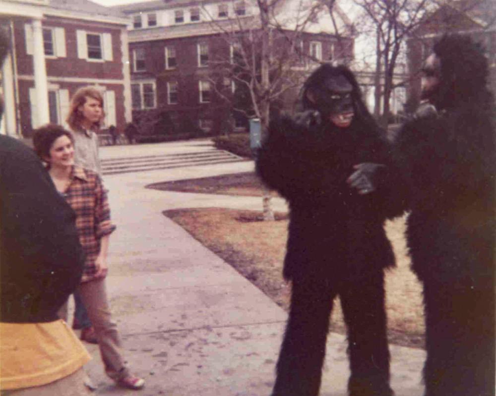 1972年，在查平广场上，穿着大猩猩套装的普通Elmos.