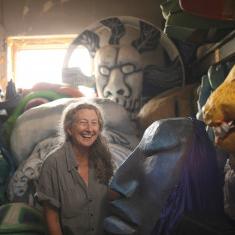 75年的桑迪·斯皮勒在阁楼上在《野兽心中》里存放木偶档案.