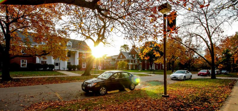 秋天的落叶为贝洛伊大学街上的姐妹会和兄弟会的房子增添了色彩...