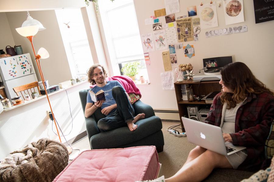 伯洛伊特大学的学生在爱默生大厅享受公寓式的生活.
